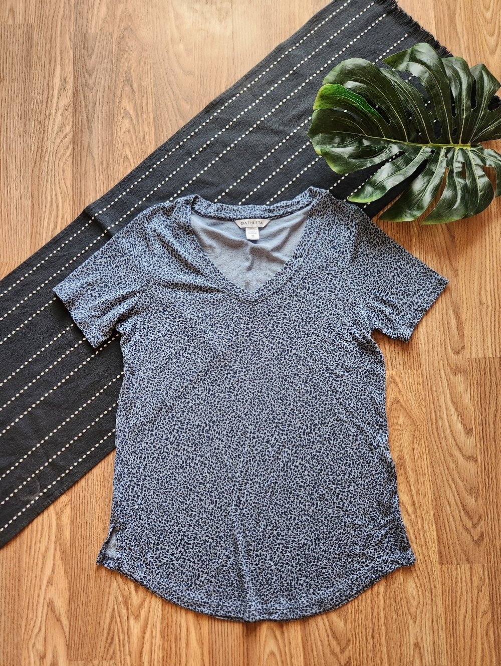 Athleta Breezy Scoop V-Neck Tee Short Sleeve Animal Print Blue Size XS